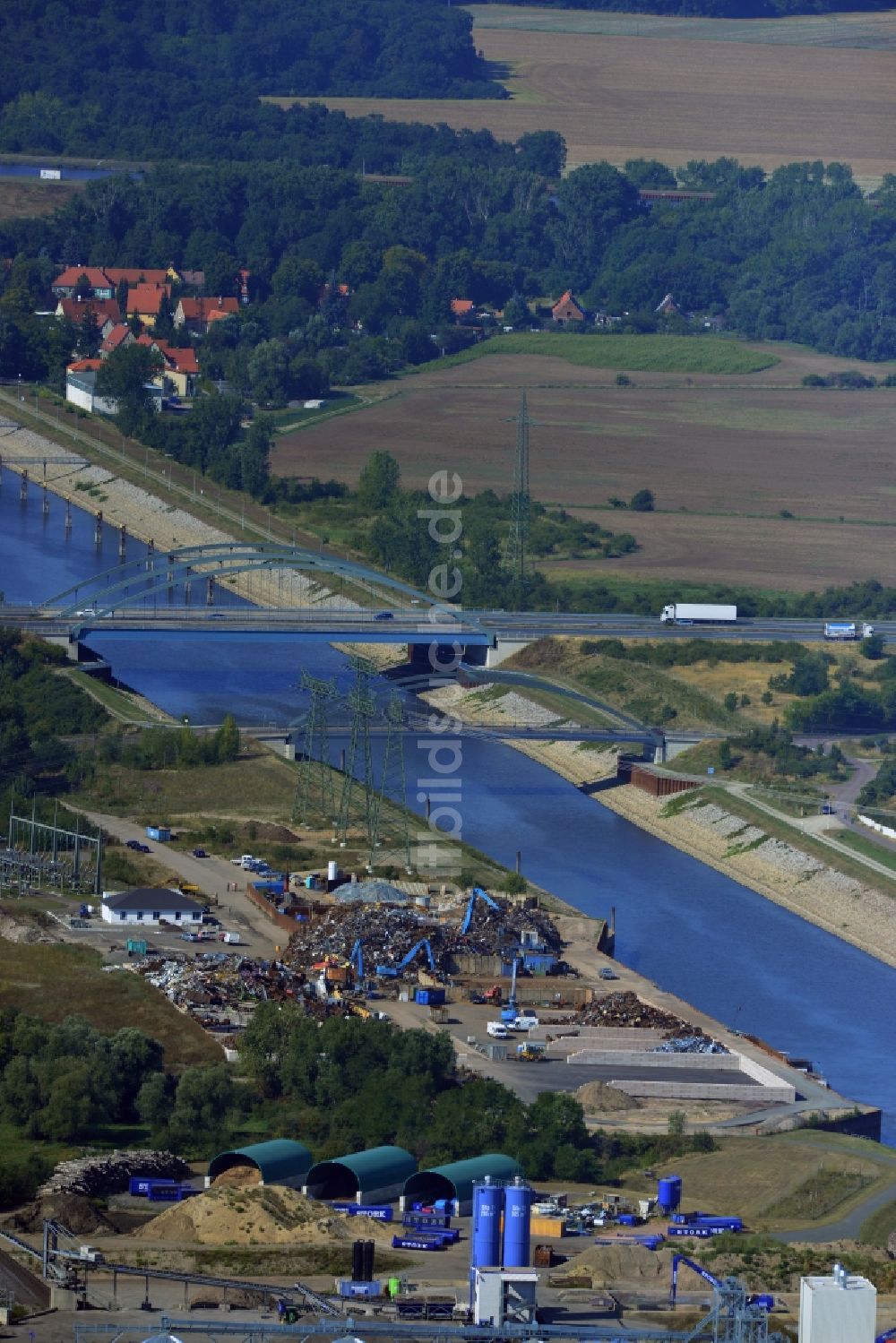 Lostau von oben - Autobahn - Brücke der BAB A2 / E30 über dem Abstiegskanal Rothensee bei Lostau im Bundesland Sachsen-Anhalt