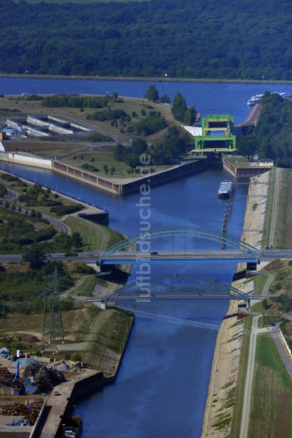 Luftaufnahme Lostau - Autobahn - Brücke der BAB A2 / E30 über dem Abstiegskanal Rothensee bei Lostau im Bundesland Sachsen-Anhalt