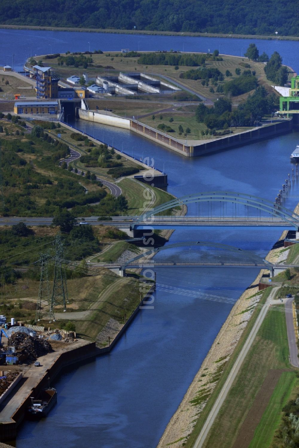 Lostau von oben - Autobahn - Brücke der BAB A2 / E30 über dem Abstiegskanal Rothensee bei Lostau im Bundesland Sachsen-Anhalt