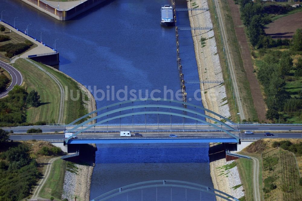 Luftaufnahme Lostau - Autobahn - Brücke der BAB A2 / E30 über dem Abstiegskanal Rothensee bei Lostau im Bundesland Sachsen-Anhalt