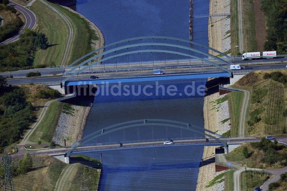 Lostau von oben - Autobahn - Brücke der BAB A2 / E30 über dem Abstiegskanal Rothensee bei Lostau im Bundesland Sachsen-Anhalt