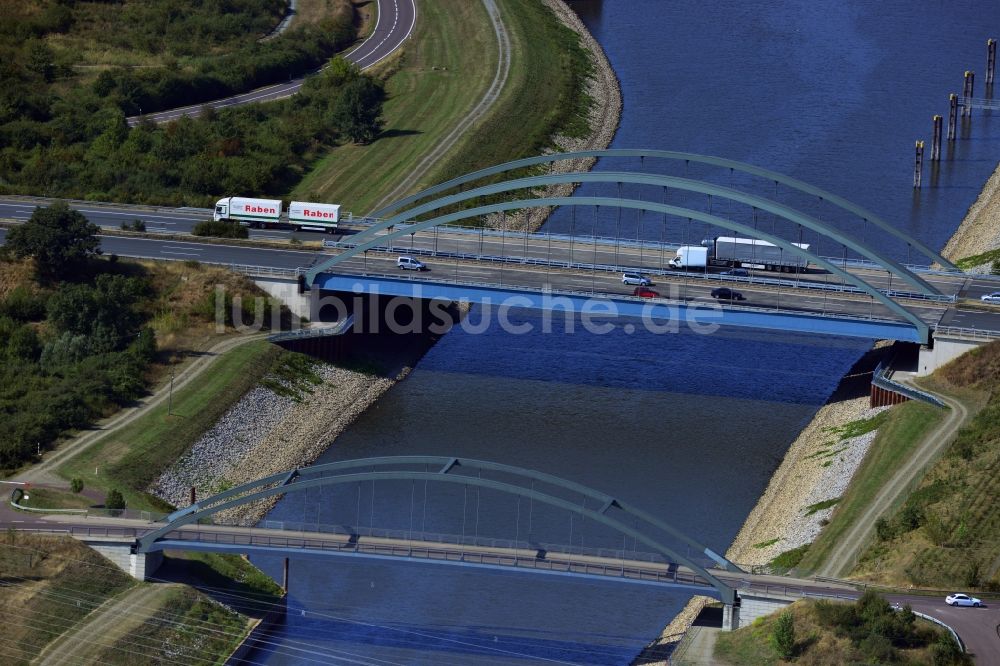 Lostau aus der Vogelperspektive: Autobahn - Brücke der BAB A2 / E30 über dem Abstiegskanal Rothensee bei Lostau im Bundesland Sachsen-Anhalt