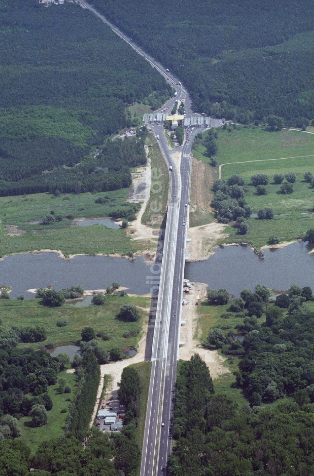 Luftaufnahme Frankfurt Oder - Autobahn- Brücke der A12 - E30 über die Oder am Grenzübergang zur Volksrepublik Polen am Stadtrand von Frankfurt / Oder im Bundesland Brandenburg