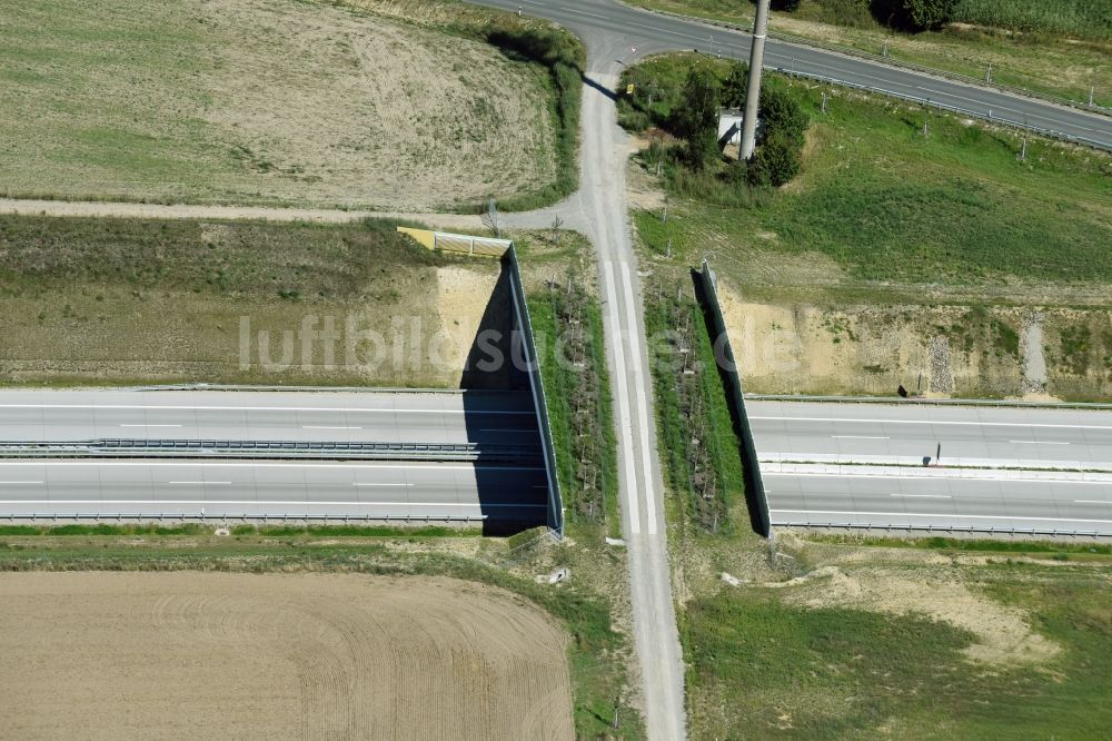 Luftaufnahme Karstädt - Autobahn- Brückenbauwerk einer als Grünbrücke angelegten Wildbrücke - Wildwechselbrücke über die BAB A14 in Karstädt im Bundesland Brandenburg