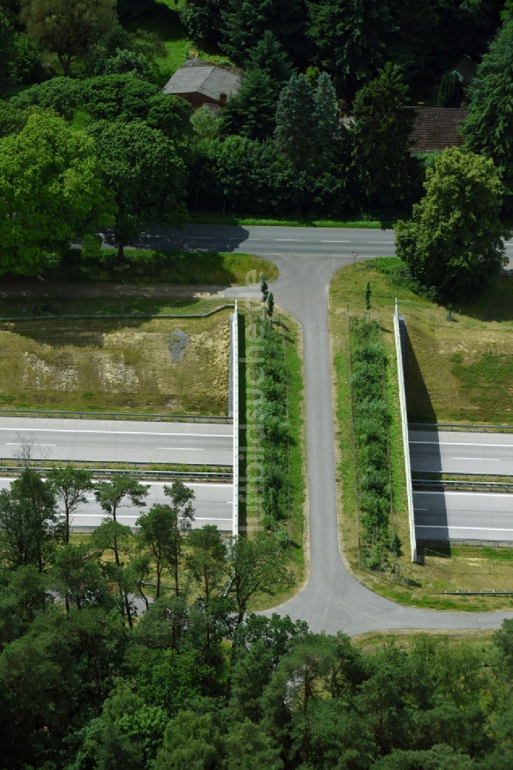 Karstädt aus der Vogelperspektive: Autobahn- Brückenbauwerk einer als Grünbrücke angelegten Wildbrücke - Wildwechselbrücke über die BAB A14 in Karstädt im Bundesland Brandenburg, Deutschland