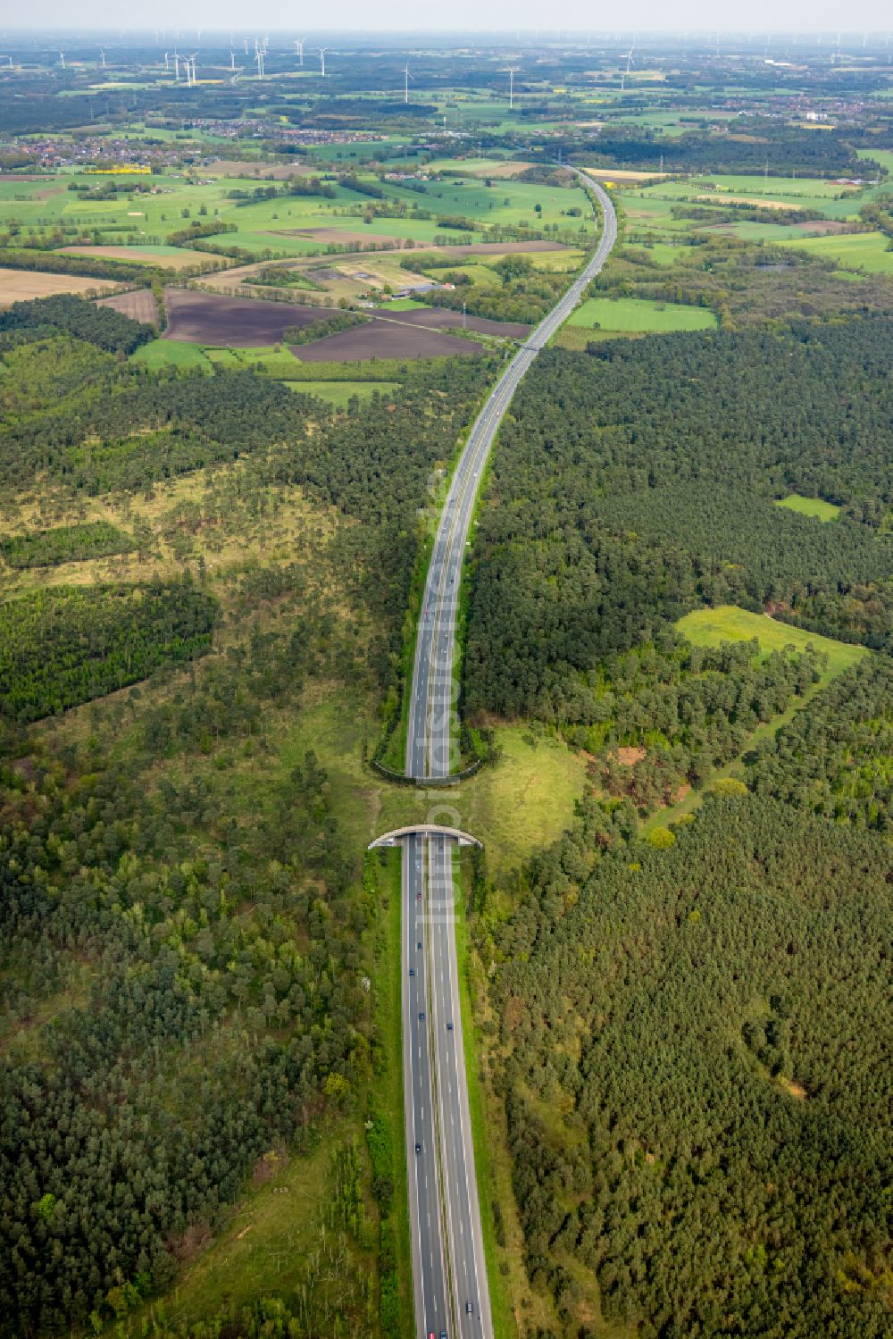 Luftbild Schermbeck - Autobahn- Brückenbauwerk einer als Grünbrücke angelegten Wildbrücke - Wildwechselbrücke in Schermbeck im Bundesland Nordrhein-Westfalen, Deutschland