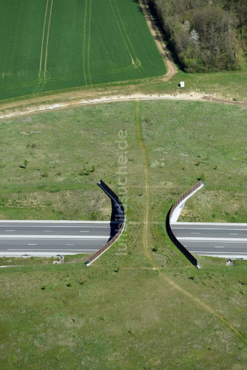 Treilles-en-Gatinais aus der Vogelperspektive: Autobahn- Brückenbauwerk einer als Grünbrücke angelegten Wildbrücke - Wildwechselbrücke der A19 - E60 in Treilles-en-Gatinais in Centre-Val de Loire, Frankreich