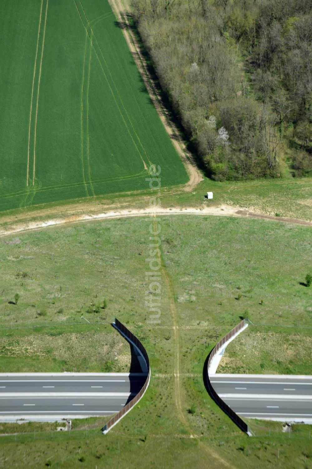 Luftaufnahme Treilles-en-Gatinais - Autobahn- Brückenbauwerk einer als Grünbrücke angelegten Wildbrücke - Wildwechselbrücke der A19 - E60 in Treilles-en-Gatinais in Centre-Val de Loire, Frankreich