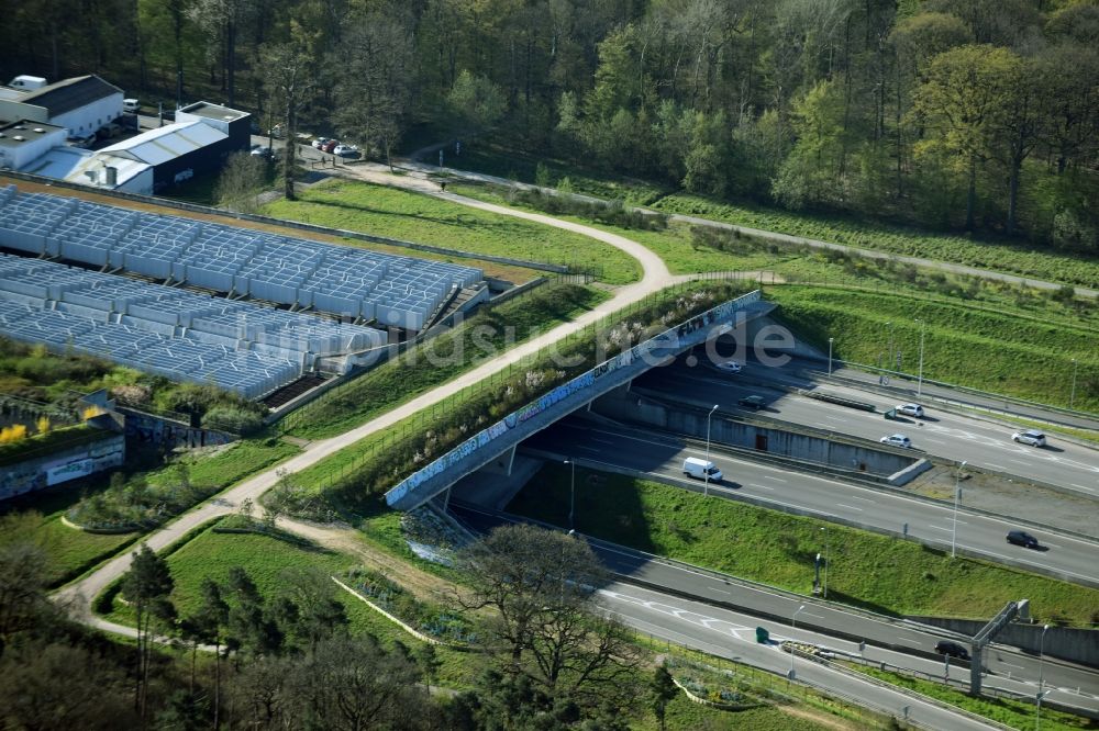 Versailles von oben - Autobahn- Brückenbauwerk einer als Grünbrücke angelegten Wildbrücke - Wildwechselbrücke der A86 - N12 in Versailles in Ile-de-France, Frankreich