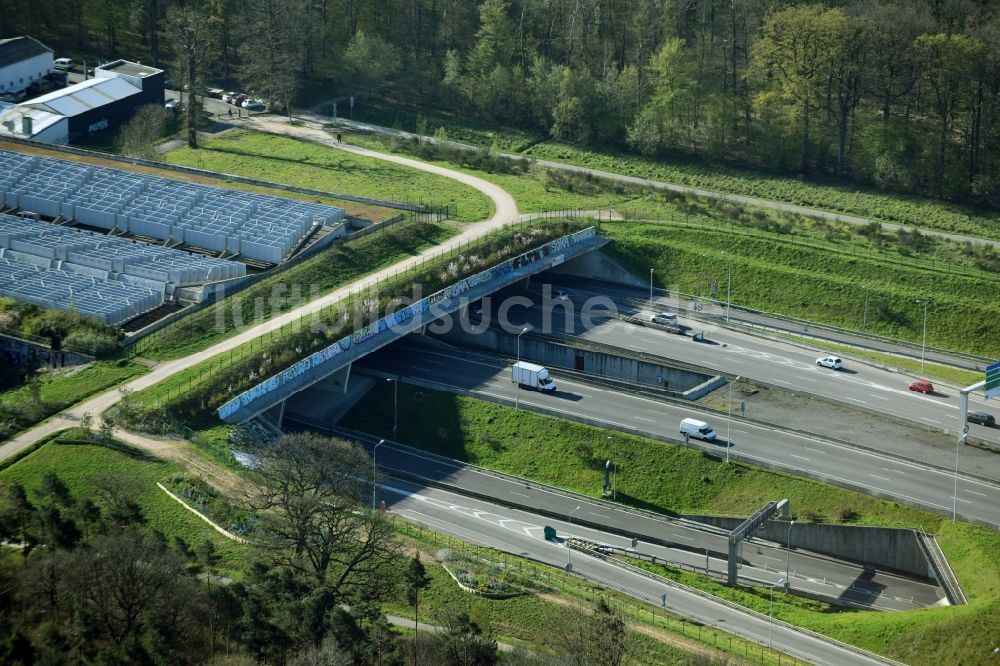 Versailles aus der Vogelperspektive: Autobahn- Brückenbauwerk einer als Grünbrücke angelegten Wildbrücke - Wildwechselbrücke der A86 - N12 in Versailles in Ile-de-France, Frankreich