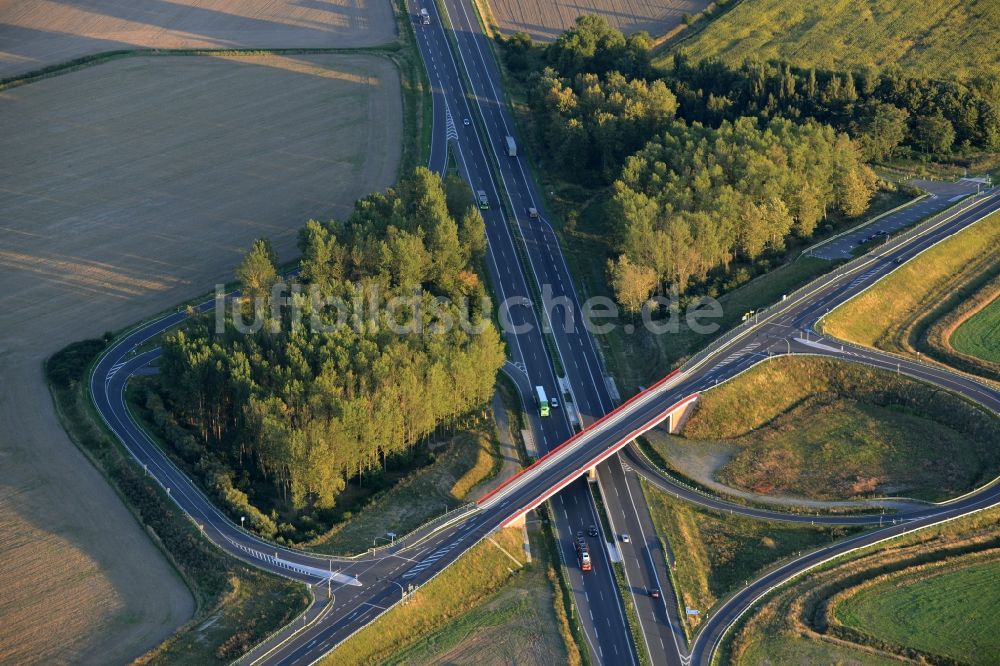 Fehrbellin aus der Vogelperspektive: Autobahn- Brückenbauwerk der BAB Aan der Abfahrt Neuruppin-Süd in Fehrbellin im Bundesland Brandenburg