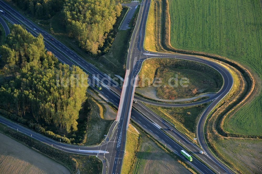 Luftaufnahme Fehrbellin - Autobahn- Brückenbauwerk der BAB Aan der Abfahrt Neuruppin-Süd in Fehrbellin im Bundesland Brandenburg