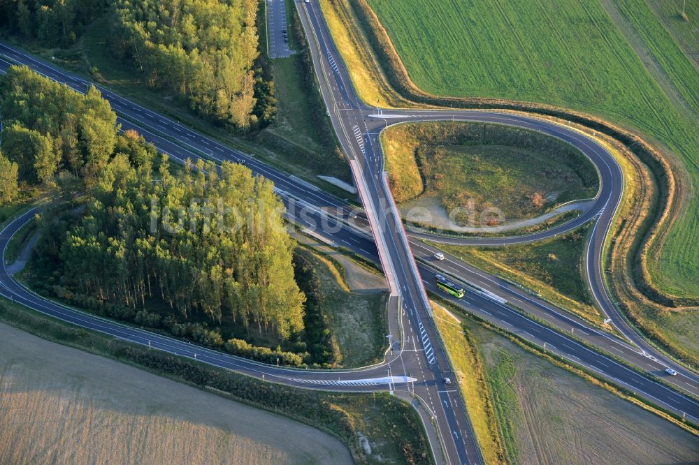 Fehrbellin von oben - Autobahn- Brückenbauwerk der BAB Aan der Abfahrt Neuruppin-Süd in Fehrbellin im Bundesland Brandenburg