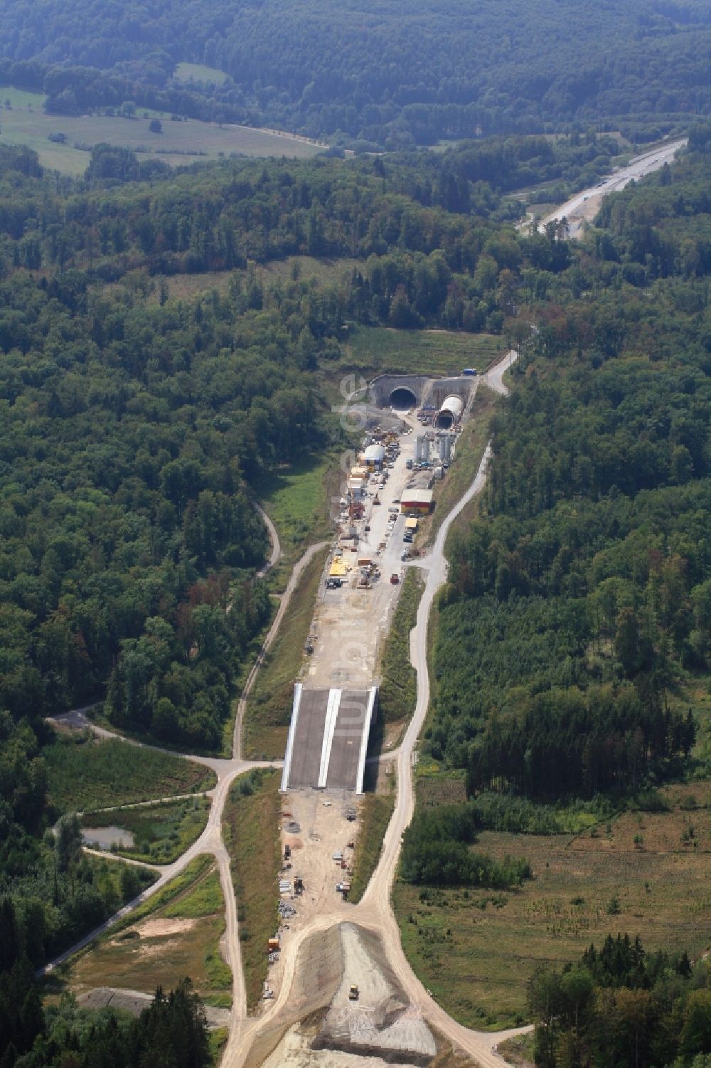 Rheinfelden (Baden) aus der Vogelperspektive: Autobahn- Brückenbauwerk an der BAB A98 als Kaltluftdurchlass und Tunneleingang des Herrschaftsbucktunnel in Rheinfelden (Baden) im Bundesland Baden-Württemberg, Deutschland