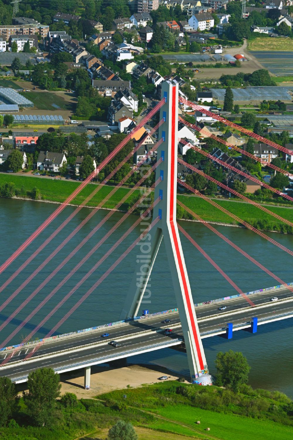 Luftaufnahme Düsseldorf - Autobahn- Brückenbauwerk der BAB A46 - auch Rheinbrücke Düsseldorf-Flehe im in Düsseldorf im Bundesland Nordrhein-Westfalen, Deutschland