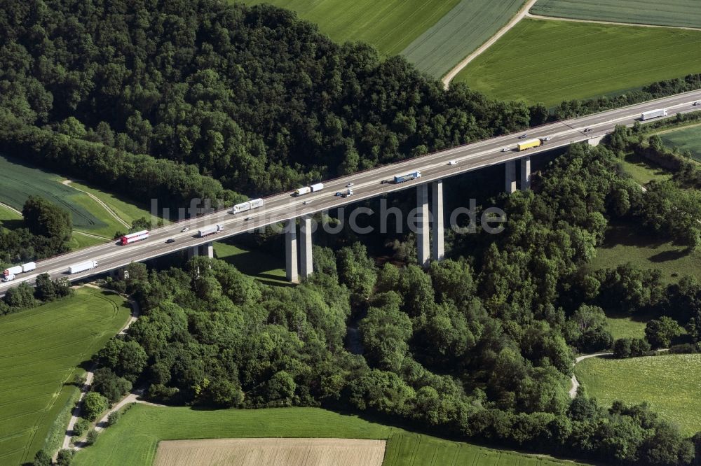 Satteldorf von oben - Autobahn- Brückenbauwerk der BAB A6 in im Bundesland Baden-Württemberg, Deutschland