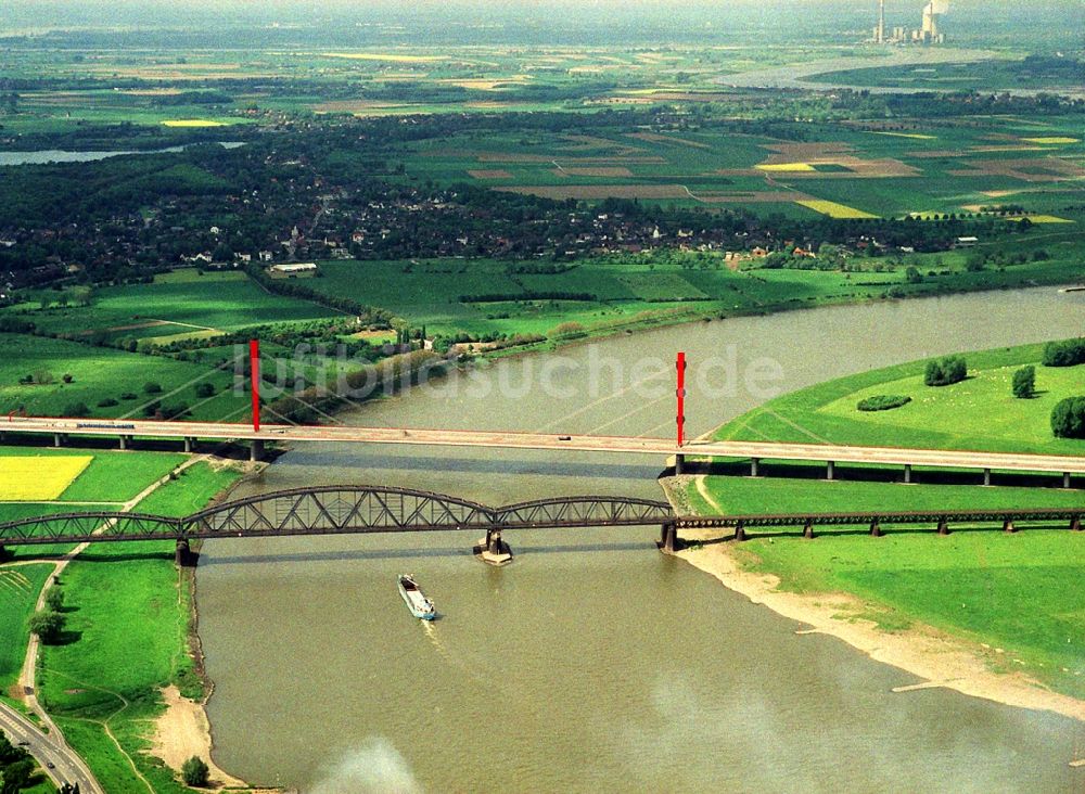 Luftbild Duisburg - Autobahn- Brückenbauwerk der BAB A42 Baerler Brücken über die Ufer des Rhein in Duisburg im Bundesland Nordrhein-Westfalen