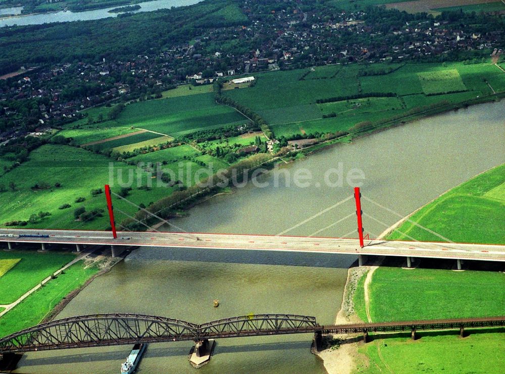 Luftaufnahme Duisburg - Autobahn- Brückenbauwerk der BAB A42 Baerler Brücken über die Ufer des Rhein in Duisburg im Bundesland Nordrhein-Westfalen