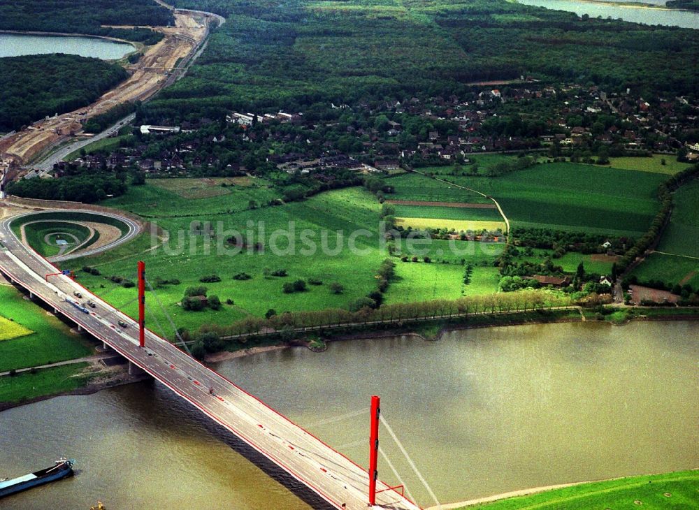 Duisburg aus der Vogelperspektive: Autobahn- Brückenbauwerk der BAB A42 Baerler Brücken über die Ufer des Rhein in Duisburg im Bundesland Nordrhein-Westfalen