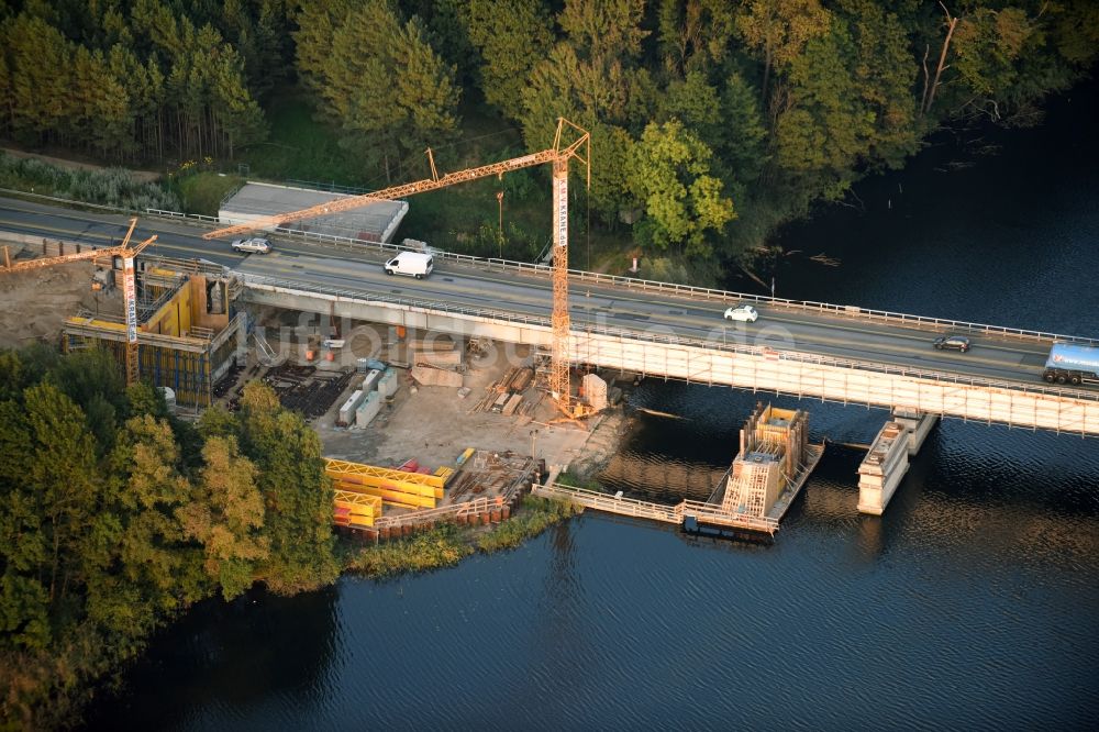 Luftbild Petersdorf - Autobahn- Brückenbauwerk der BAB A19 mit Baustelle zu Pfahlgründungsarbeiten für einen Ersatz- Neubau in Petersdorf im Bundesland Mecklenburg-Vorpommern