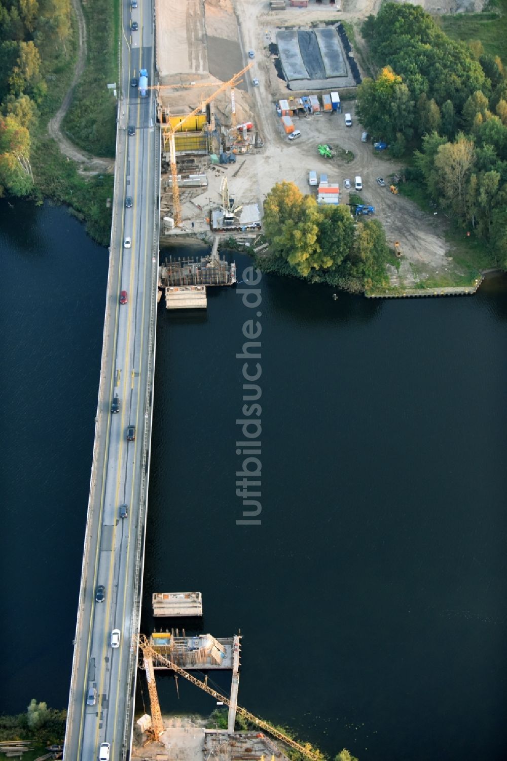 Luftaufnahme Petersdorf - Autobahn- Brückenbauwerk der BAB A19 mit Baustelle zu Pfahlgründungsarbeiten für einen Ersatz- Neubau in Petersdorf im Bundesland Mecklenburg-Vorpommern