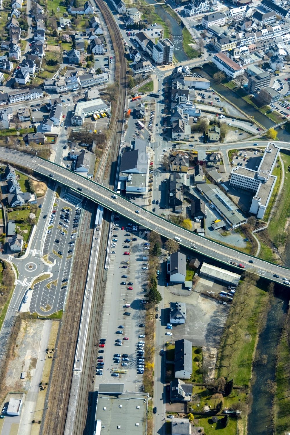 Luftbild Meschede - Autobahn- Brückenbauwerk der BAB A55 über den Bahnhof Meschede in Meschede im Bundesland Nordrhein-Westfalen, Deutschland