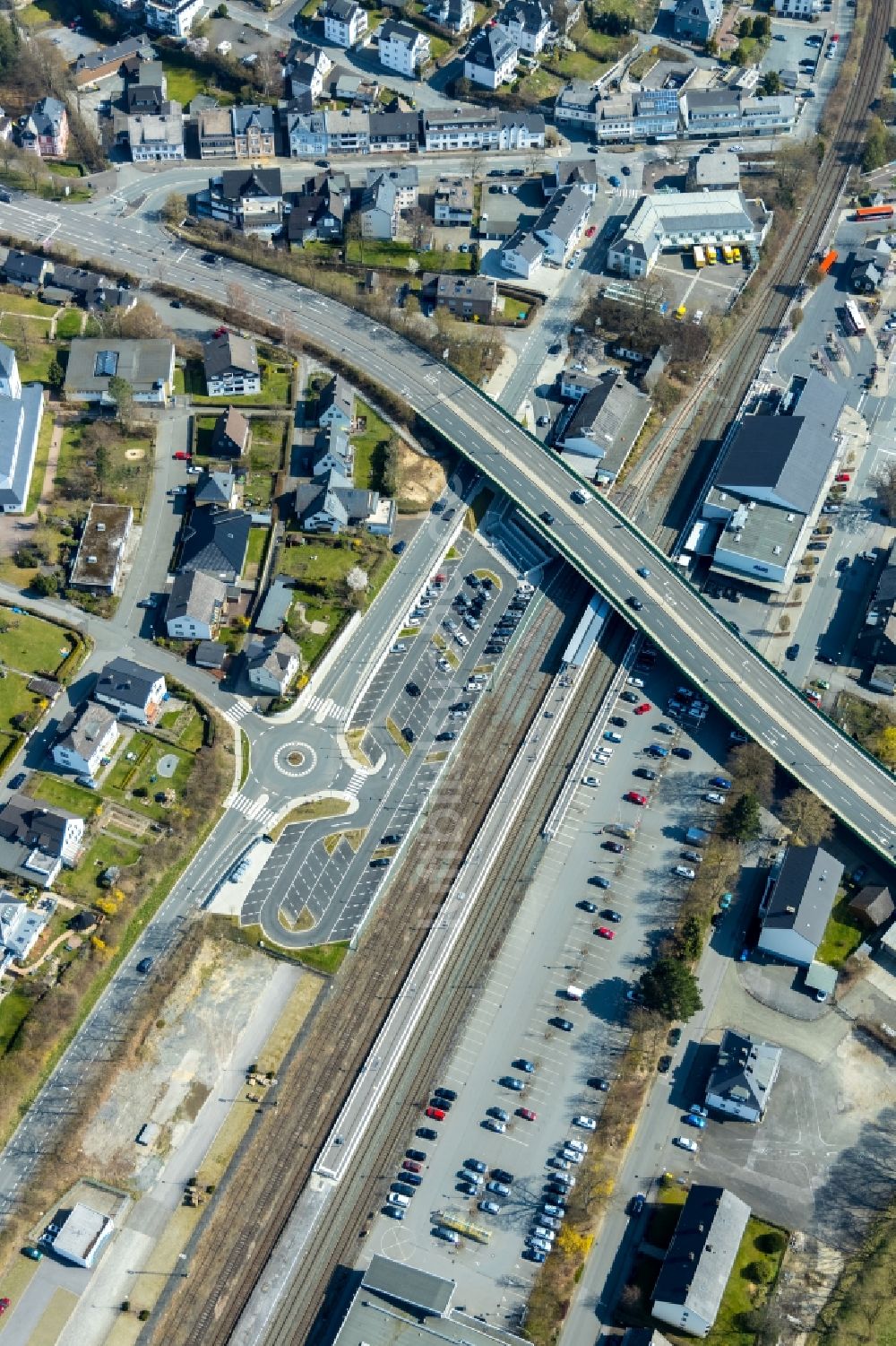 Meschede von oben - Autobahn- Brückenbauwerk der BAB A55 über den Bahnhof Meschede in Meschede im Bundesland Nordrhein-Westfalen, Deutschland