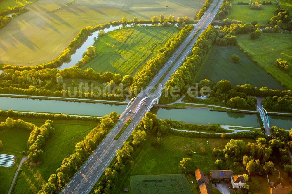 Hamm von oben - Autobahn- Brückenbauwerk der BAB A1 über den Datteln- Hamm- Kanal im Ortsteil Rünthe in Hamm im Bundesland Nordrhein-Westfalen, Deutschland