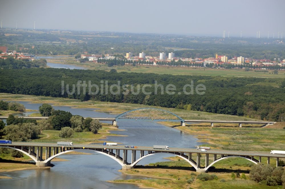 Frankfurt (Oder) aus der Vogelperspektive: Autobahn- Brückenbauwerk der BAB A12 E30 über den Fluß Oder zum Grenzübergang nach Polen in Frankfurt (Oder) im Bundesland Brandenburg