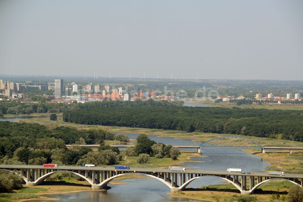 Luftbild Frankfurt (Oder) - Autobahn- Brückenbauwerk der BAB A12 E30 über den Fluß Oder zum Grenzübergang nach Polen in Frankfurt (Oder) im Bundesland Brandenburg