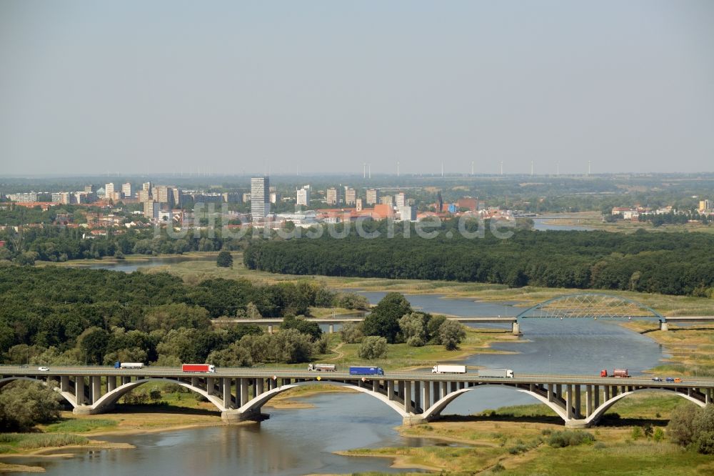 Frankfurt (Oder) von oben - Autobahn- Brückenbauwerk der BAB A12 E30 über den Fluß Oder zum Grenzübergang nach Polen in Frankfurt (Oder) im Bundesland Brandenburg