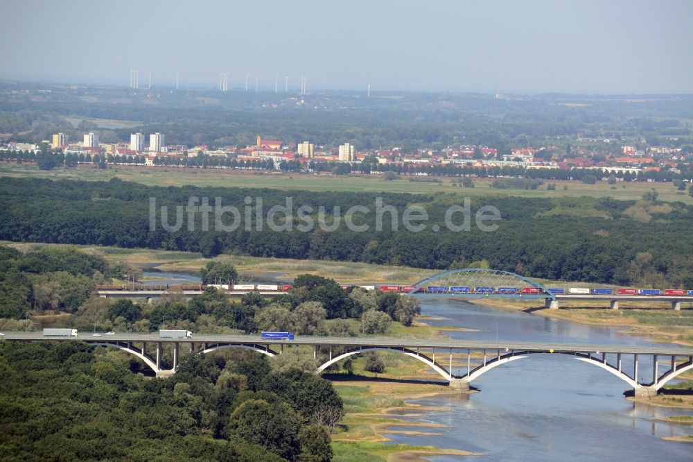 Frankfurt (Oder) von oben - Autobahn- Brückenbauwerk der BAB A12 E30 über den Fluß Oder zum Grenzübergang nach Polen in Frankfurt (Oder) im Bundesland Brandenburg