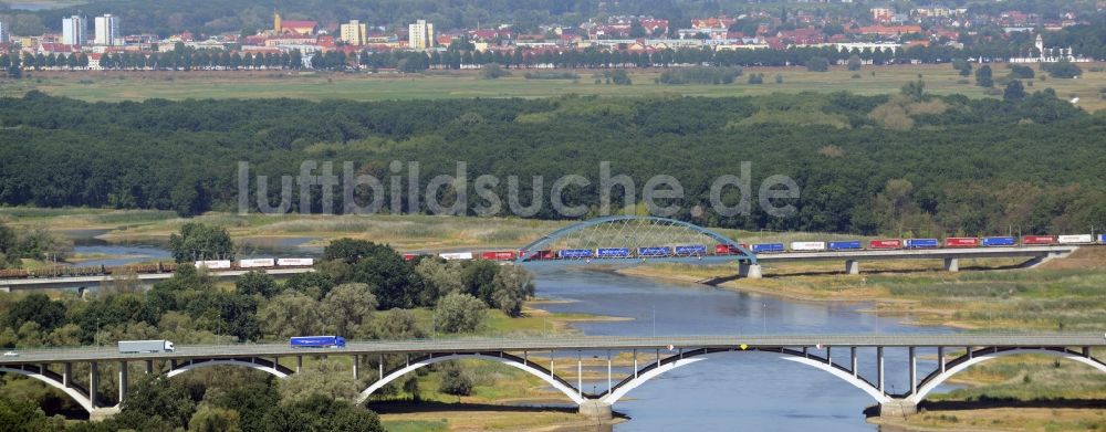 Frankfurt (Oder) aus der Vogelperspektive: Autobahn- Brückenbauwerk der BAB A12 E30 über den Fluß Oder zum Grenzübergang nach Polen in Frankfurt (Oder) im Bundesland Brandenburg