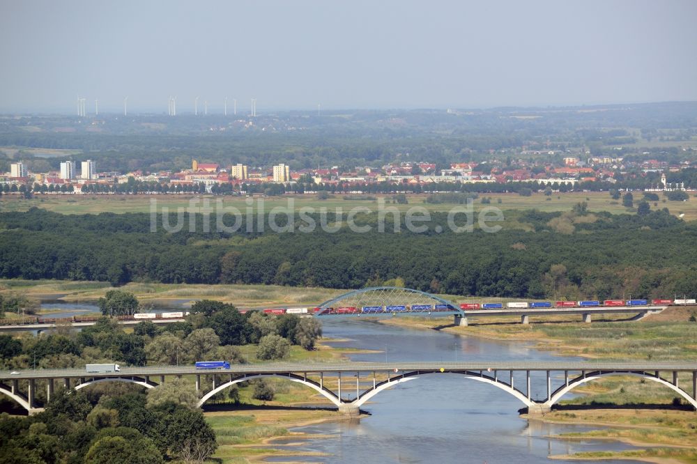 Luftbild Frankfurt (Oder) - Autobahn- Brückenbauwerk der BAB A12 E30 über den Fluß Oder zum Grenzübergang nach Polen in Frankfurt (Oder) im Bundesland Brandenburg