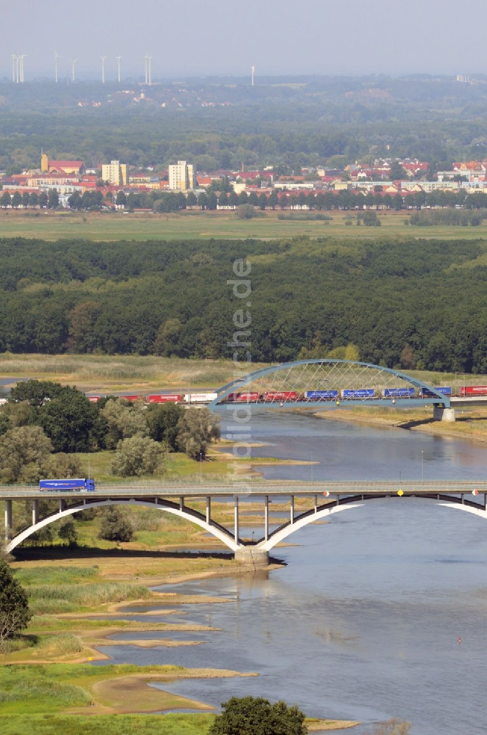 Luftaufnahme Frankfurt (Oder) - Autobahn- Brückenbauwerk der BAB A12 E30 über den Fluß Oder zum Grenzübergang nach Polen in Frankfurt (Oder) im Bundesland Brandenburg