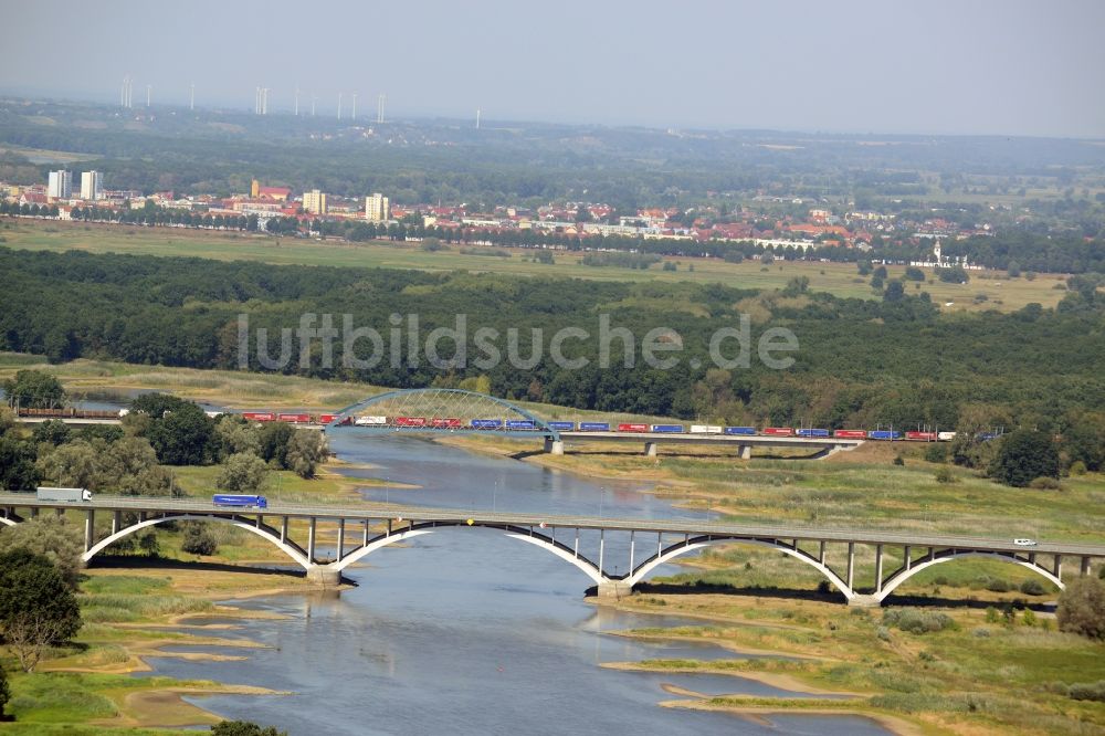 Frankfurt (Oder) von oben - Autobahn- Brückenbauwerk der BAB A12 E30 über den Fluß Oder zum Grenzübergang nach Polen in Frankfurt (Oder) im Bundesland Brandenburg