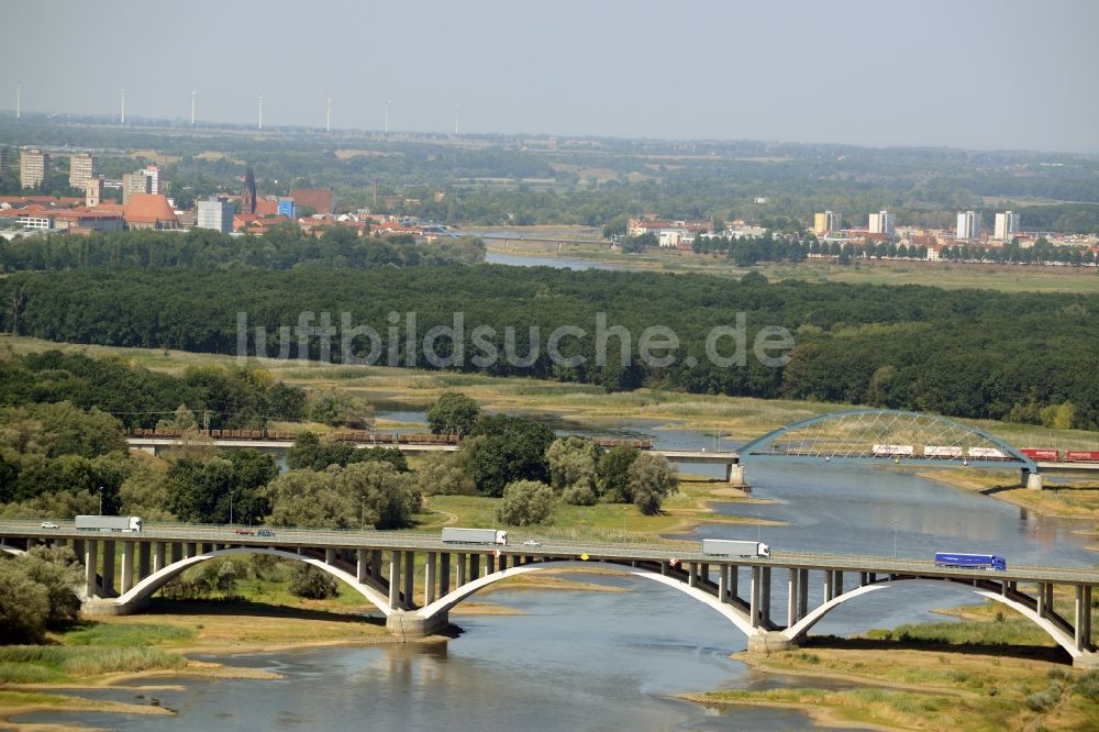 Frankfurt (Oder) aus der Vogelperspektive: Autobahn- Brückenbauwerk der BAB A12 E30 über den Fluß Oder zum Grenzübergang nach Polen in Frankfurt (Oder) im Bundesland Brandenburg