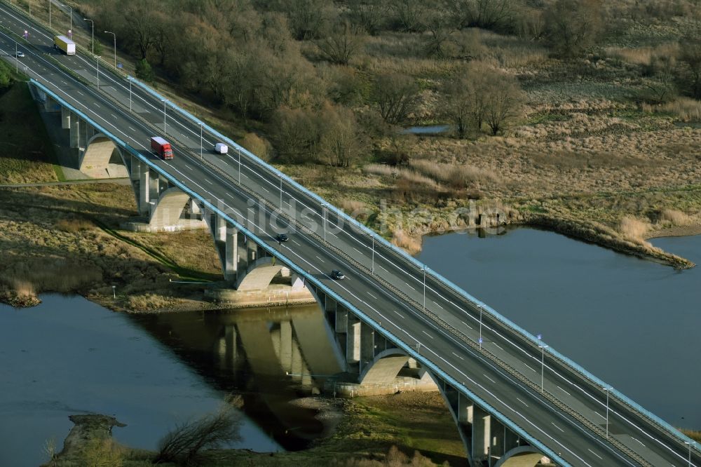 Luftbild Frankfurt (Oder) - Autobahn- Brückenbauwerk der BAB A12 E30 über den Fluß Oder zum Grenzübergang nach Polen in Frankfurt (Oder) im Bundesland Brandenburg