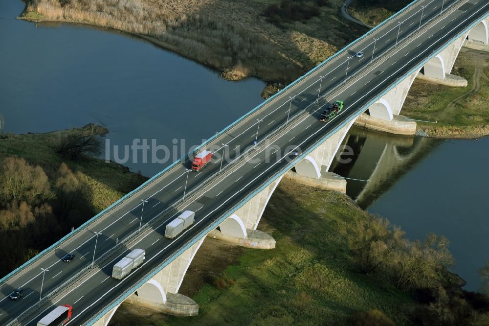 Frankfurt (Oder) von oben - Autobahn- Brückenbauwerk der BAB A12 E30 über den Fluß Oder zum Grenzübergang nach Polen in Frankfurt (Oder) im Bundesland Brandenburg