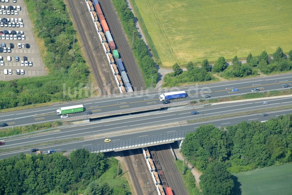 Luftbild Lehrte - Autobahn- Brückenbauwerk der BAB A2 über der Gleis- und Schienenstrecke der Bahn in Lehrte im Bundesland Niedersachsen