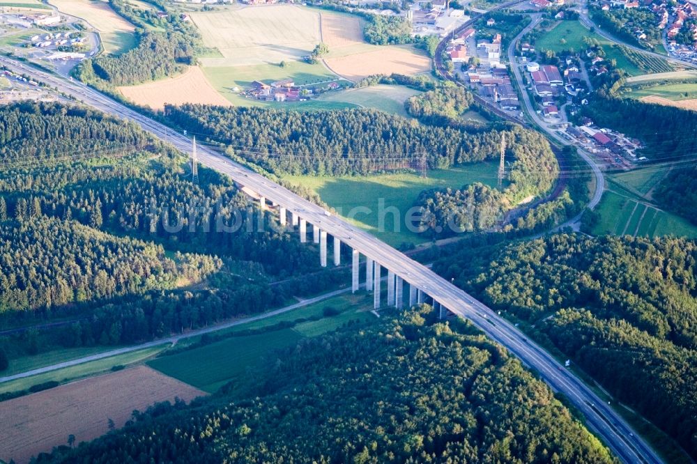 Engen von oben - Autobahn- Brückenbauwerk der BAB A81 über Hölzlebach in Engen im Bundesland Baden-Württemberg