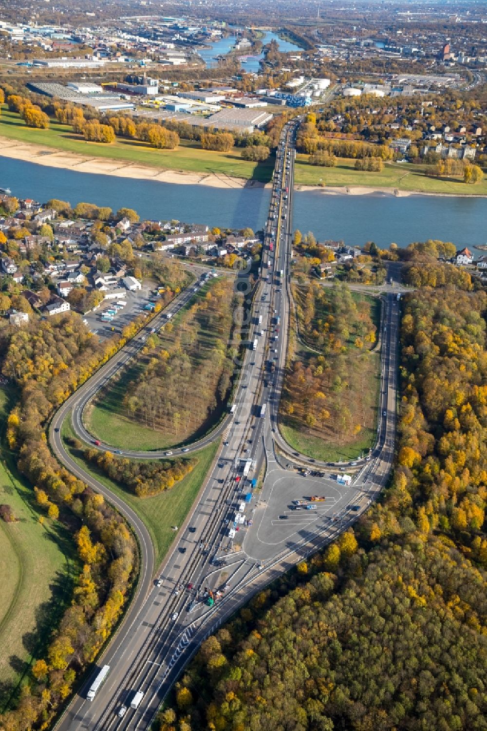 Luftbild Duisburg - Autobahn- Brückenbauwerk der BAB A40 über dem Rhein in Duisburg im Bundesland Nordrhein-Westfalen, Deutschland