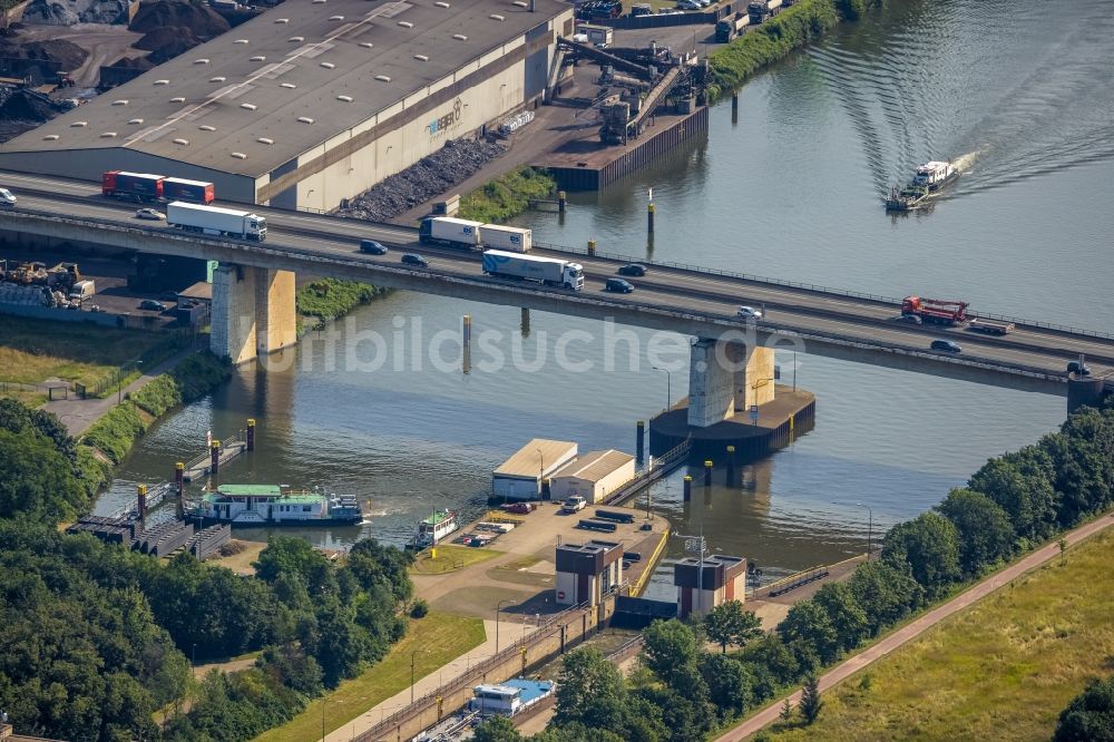 Luftaufnahme Duisburg - Autobahn- Brückenbauwerk der BAB A59 über den Rhein- Flußverlauf beim Werksgelände der de Beijer Logistik Duisburg GmbH in Duisburg im Bundesland Nordrhein-Westfalen, Deutschland