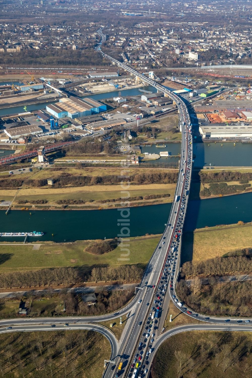 Duisburg von oben - Autobahn- Brückenbauwerk der BAB A59 über den Rhein- Flußverlauf in Duisburg im Bundesland Nordrhein-Westfalen, Deutschland