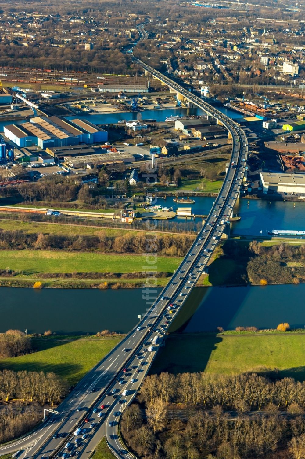 Duisburg von oben - Autobahn- Brückenbauwerk der BAB A59 über den Rhein- Flußverlauf in Duisburg im Bundesland Nordrhein-Westfalen, Deutschland