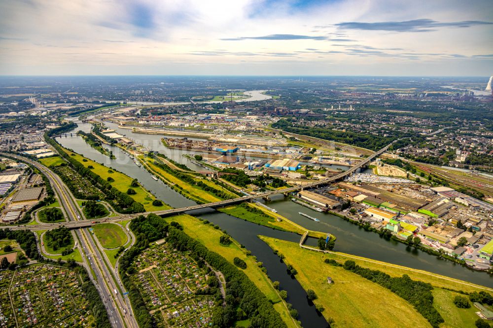 Luftbild Duisburg - Autobahn- Brückenbauwerk der BAB A59 über den Rhein- Flußverlauf in Duisburg im Bundesland Nordrhein-Westfalen, Deutschland