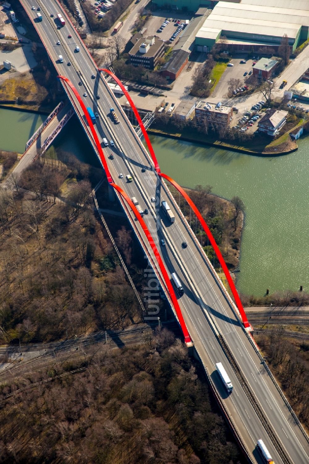 Luftaufnahme Bottrop - Autobahn- Brückenbauwerk der BAB A42 über den Rhein-Herne Kanal in Bottrop im Bundesland Nordrhein-Westfalen