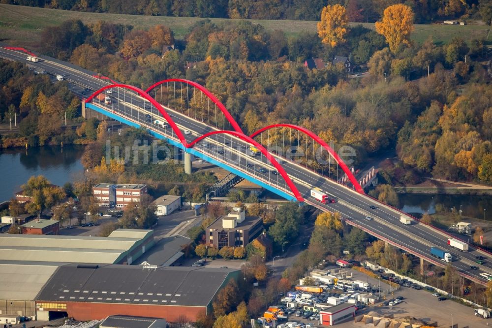 Bottrop aus der Vogelperspektive: Autobahn- Brückenbauwerk der BAB A42 über den Rhein-Herne Kanal in Bottrop im Bundesland Nordrhein-Westfalen