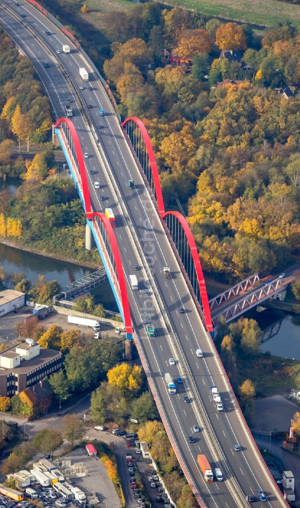 Luftbild Bottrop - Autobahn- Brückenbauwerk der BAB A42 über den Rhein-Herne Kanal in Bottrop im Bundesland Nordrhein-Westfalen