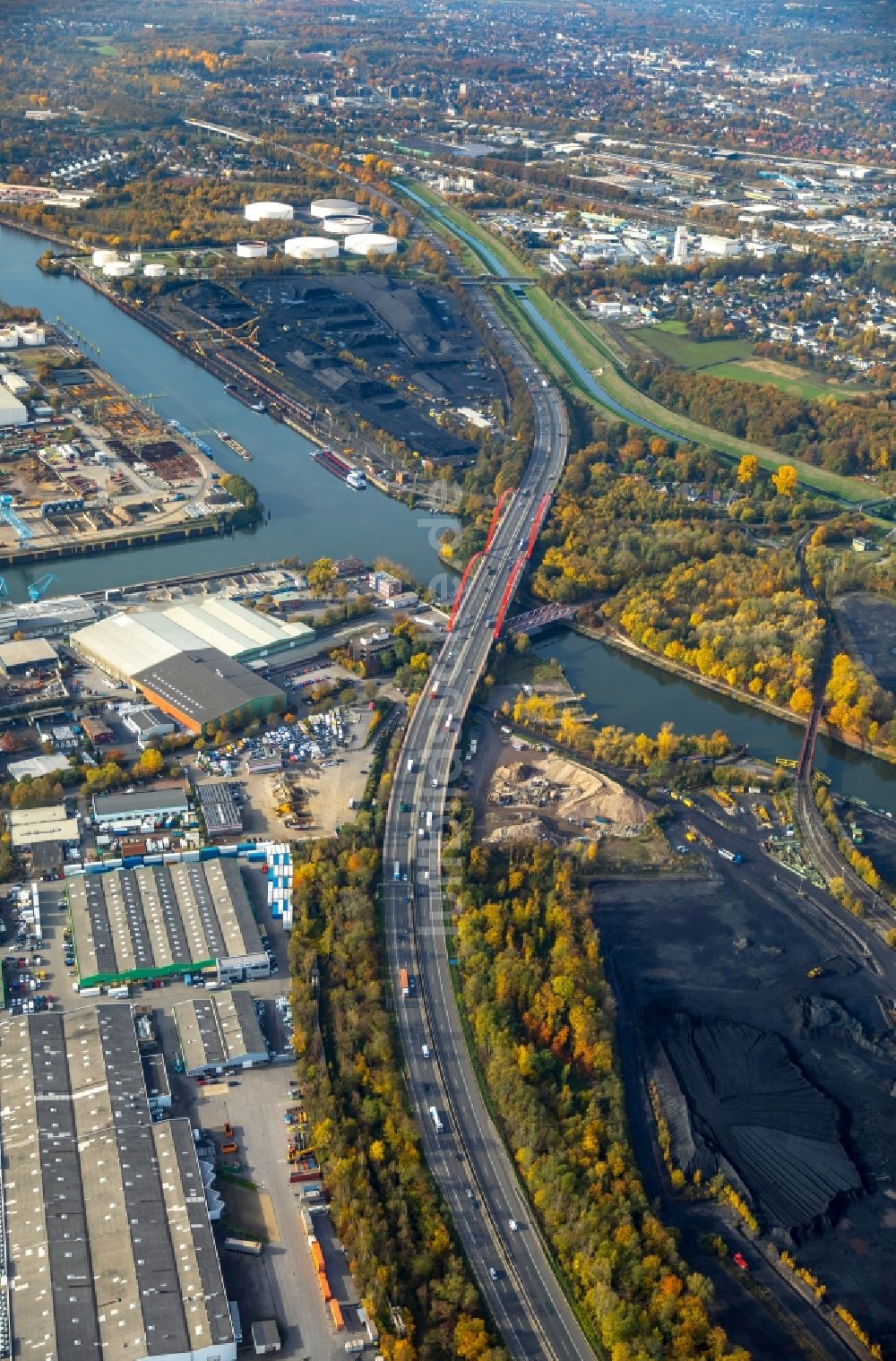 Luftaufnahme Bottrop - Autobahn- Brückenbauwerk der BAB A42 über den Rhein-Herne Kanal in Bottrop im Bundesland Nordrhein-Westfalen